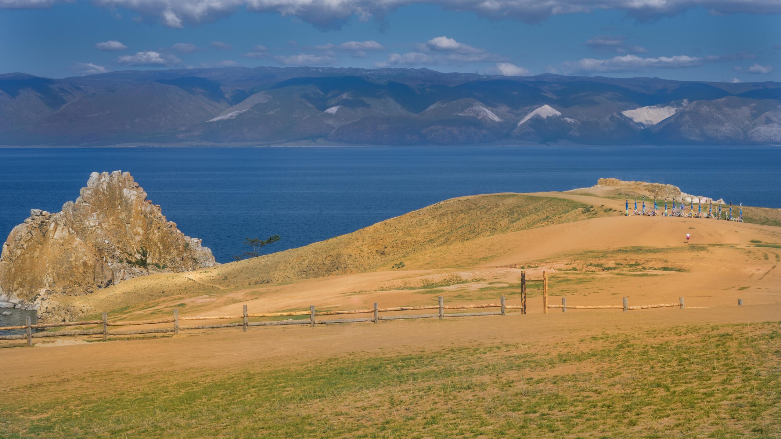 Baikalsee, Insel Olchon, Schamanenfelsen, Blick auf's Kleine Meer und das Baikal-Westufer