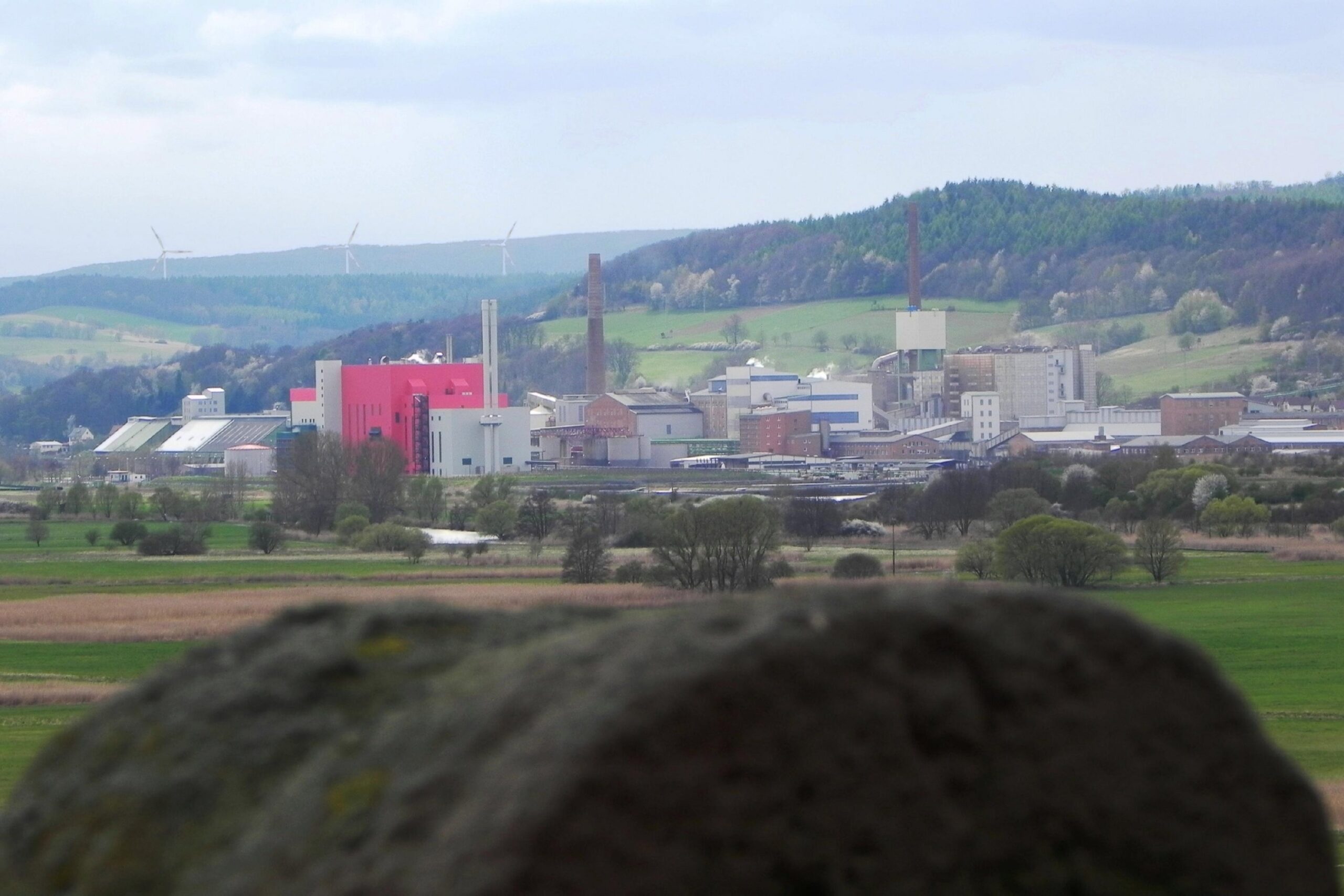 Zeitzeugen der Teilung, an der ehemaligen Grenze bei Dippach, Blick Richtung Kaliwerk Heringen
