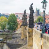 Prag, an der Moldau, auf der Karlsbrücke