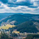 Thüringen, Rennsteig, nahe Kickelhahn, Blick vom Hermannstein in Richtung des 8 km entfernten Schneekopf über Manebach