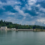 Forggensee, Nordufer, Staumauer mit Wasserkraftwerk