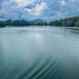 Forggensee, das Schiff wendet am Nordufer