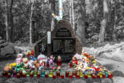 Belarus, Region Brest, am Grab der ermordeten Kinder von Domatschewo