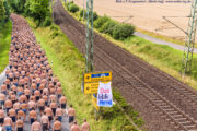 Thüringen, Gerstungen, nord-östliche Ortseinfahrt Straße und Bahn, Protest "das letzte Hemd", Bild z.T. KI-generiert